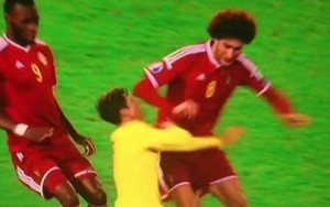 Giở trò bạo lực, Fellaini thúc đối thủ chảy máu mũi