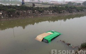 Taxi chìm nghỉm dưới kênh, 4 người đập kính thoát ra ngoài