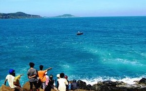 Truy tìm nhân thân tử thi nữ đeo túi xách trôi trên biển