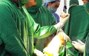 Bé trai tử vong khi tách ngón tay