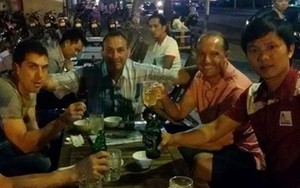 U21 Sydney đi uống bia vỉa hè Việt Nam để giải sầu!