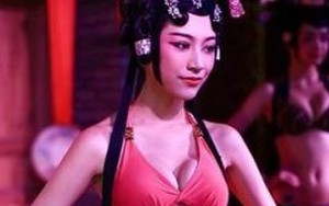 Phản cảm chân dài ăn mặc hở hang trang điểm kiểu truyền thống