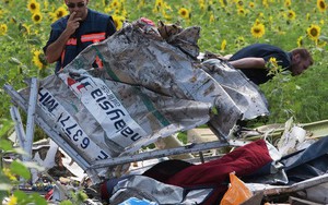 Phát hiện nhiều mảnh vỡ 'lạ' trong thi thể phi công MH17