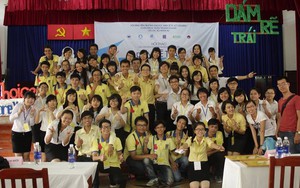 Các bạn trẻ hào hứng với talkshow "Dám rẽ trái"