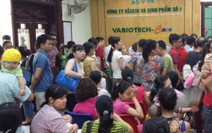Khổ như… ôm con đi tiêm vắc-xin ở Hà Nội
