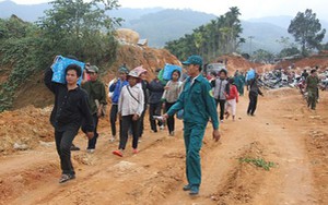 Dân ùn ùn đi bán vàng, công an phải cử người bảo vệ