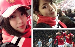 Nụ cười dễ thương của fan nữ Việt tại Old Trafford