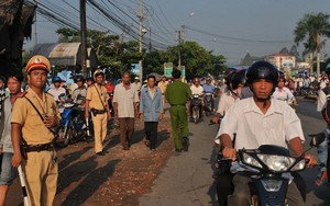 Cướp súng trong trụ sở công an, hò hét dọa người đi đường