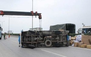 Hà Nội: Xe tải nổ lốp, đổ chắn ngang cầu Thanh Trì