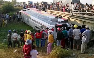 Kinh hoàng cảnh xe khách lật khỏi cầu, nằm gọn dưới mương