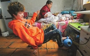 Xúc động cô gái chăm sóc mẹ mù lòa bằng đôi chân suốt 6 năm qua