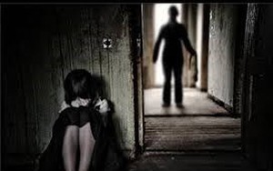 Thấy mẹ bé gái 8 tuổi đi chơi tối liền lẻn sang định hiếp dâm con