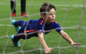Con trai Rooney còn "hot" hơn cả bố