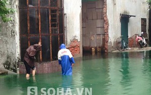 Dòng nước lạ màu xanh bất ngờ xuất hiện ở Hà Nội
