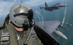 Trở thành phi công Hải quân hay phi công Không quân Mỹ khó hơn?