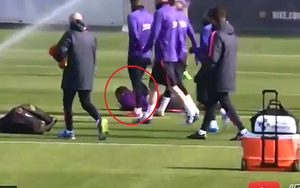 Alves tập... bắn súng ở sân tập Barca