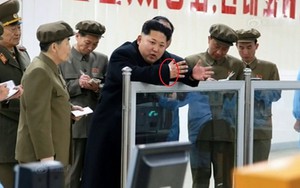 Ông Kim Jong Un xuất hiện với vết thương bí ẩn ở tay