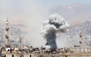 24h qua ảnh: Cột khói bốc lên từ cuộc không kích