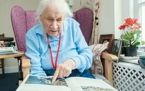 Tiết lộ bí quyết sống thọ cực lạ lùng của cụ bà hơn 100 tuổi
