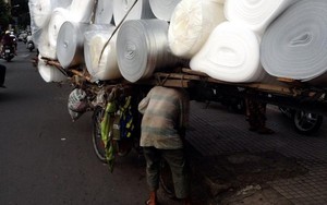 Dân mạng xót xa hình ảnh ông cụ  vất vả mưu sinh giữa đất Sài Gòn