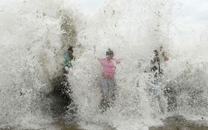 24h qua ảnh: Du khách mạo hiểm đua giỡn với sóng bão