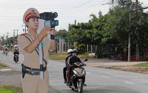Tài xế giật mình với mô hình CSGT bắn tốc độ