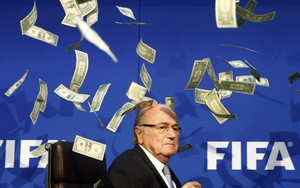 24h qua ảnh: Ném cơn mưa tiền phản đối Chủ tịch FIFA Sepp Blatter