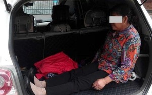 Mẹ già bị con trai ép ngồi trong cốp xe, nhường chỗ cho cháu ngủ