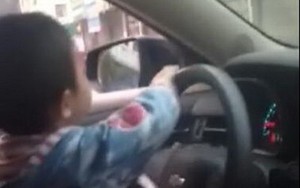 Trung Quốc: Người cha liều mạng cho cậu trai 4 tuổi lái ôtô trên phố