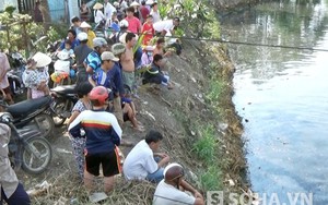 Người nhái lặn tìm cháu bé dưới dòng kênh đen