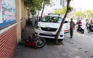 Taxi tông 3 xe máy, tài xế chết, hai người bị thương