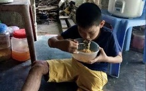 Rớt nước mắt trước cảnh nghèo kiệt quệ của gia đình cậu bé cụt chân