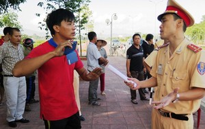 "Xin" bất thành, tài xế quay clip, thách thức CSGT