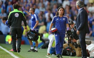 Nữ bác sĩ xinh đẹp của Chelsea phản pháo HLV Mourinho