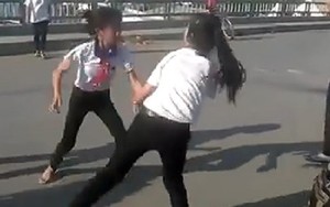 Choáng với clip 2 nữ sinh đánh nhau giữa cầu trong sự cổ vũ của đông đảo bạn bè