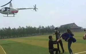 Sinh viên thuê trực thăng cầu hôn bạn gái trên sân trường