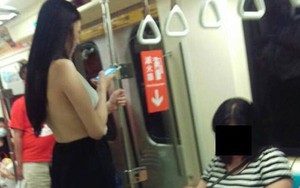 Cô gái mặc yếm hở trọn lưng trần ở nơi công cộng