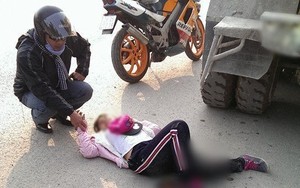 Nam thanh niên nắm tay cô gái bị tai nạn khiến dân mạng cảm động