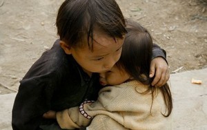 Bức ảnh “Dỗ em” của Na Sơn trở thành ảnh “nạn nhân động đất ở Nepal”