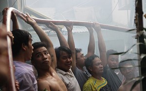 Cháy lớn đường Bến Vân Đồn cả khu phố tham gia dập lửa