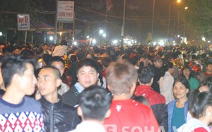 Hàng nghìn người chen chân tại phiên chợ họp từ nửa đêm
