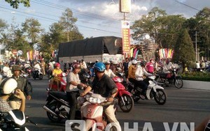 Cha tử vong, con văng ra khỏi bánh xe tải thoát nạn