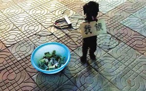 TQ: Bắt chó đeo biển, đứng bằng hai chân ăn xin