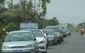 ​Nơi dàn xe công đến ăn giỗ là nhà dân bán thức ăn tôm