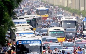Hà Nội quyết giảm tần suất xe buýt giờ cao điểm dù... bị chê "ngược đời"