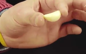 Mẹo tách và bóc tỏi chỉ trong nửa phút