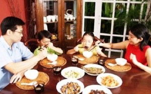 Những việc tuyệt đối không làm khi ngồi ăn cùng nhau