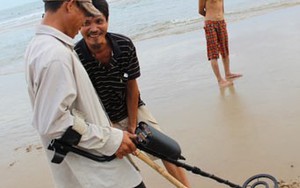 Lạ lùng nghề tìm vàng trên bãi biển Vũng Tàu
