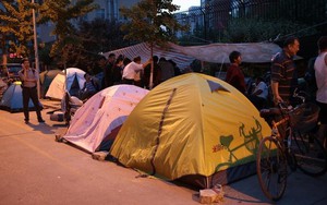 Cha mẹ dựng lều ở cổng trường trước 5 ngày để xin học cho con