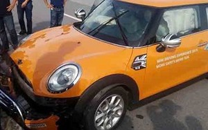 Lái thử xe, khách hàng đâm nát đầu Mini Cooper tiền tỷ